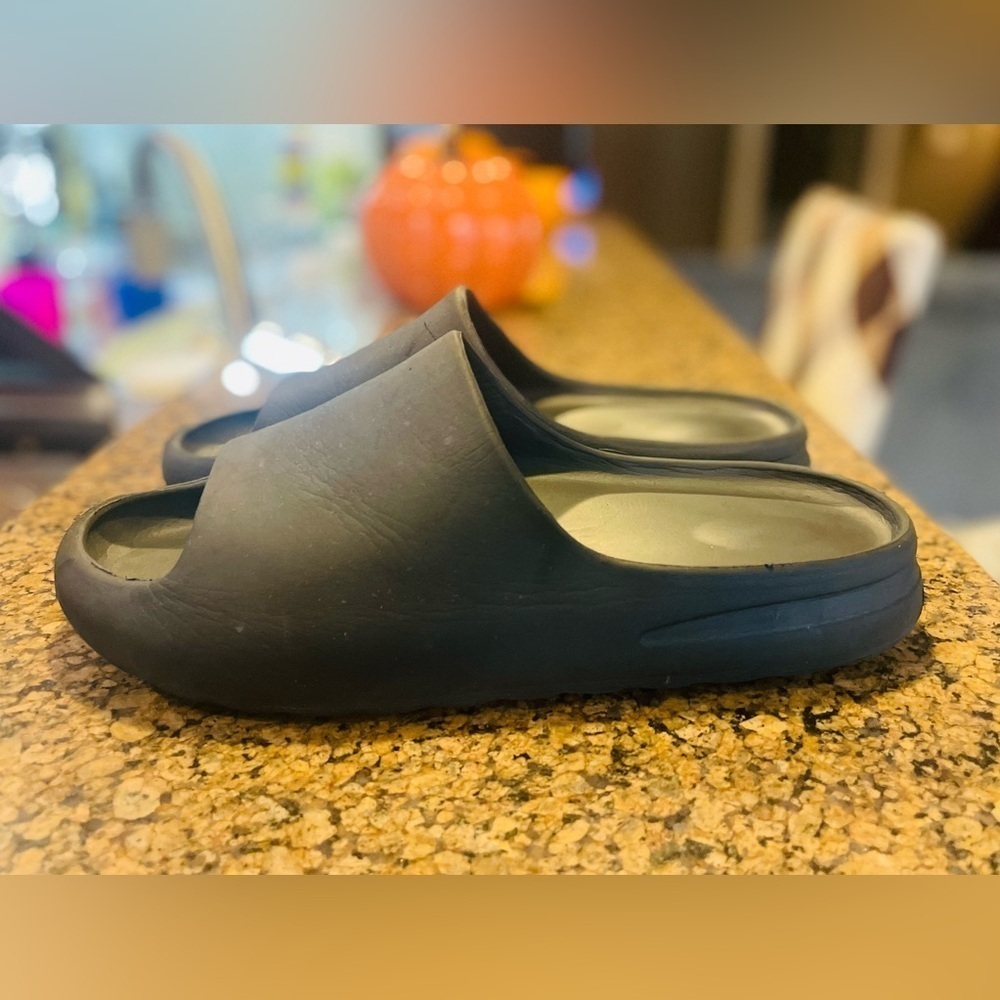 Platform Pillow Slides Unisex 9.5 women/8.5 men Black